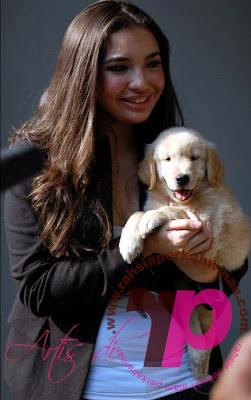 Gambar Manohara Odelia Pinot Pegang Anjing | Gambar Manohara Odelia Pinot memeluk Anjing | Situs Berita, Artikel Menarik , Hiburan dan Foto Artis dan Selebritis INDONESIA