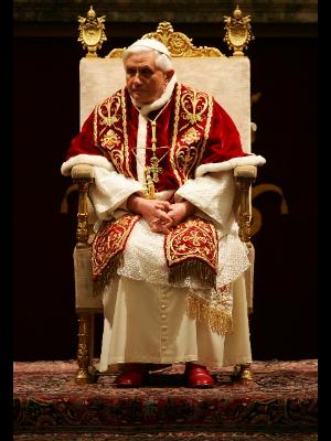 [Benedict+XVI+sobre++trono.jpg]