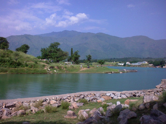 River touching at the lunching boats sides