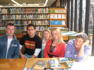 Kate Thompson visits deValera Library, Ennis as guest at recent book club meeting.