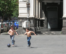 BAMBINI CHE GIOCANO A CALCIO A NAPOLI