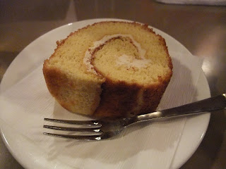 六曜社珈琲店のロールケーキ