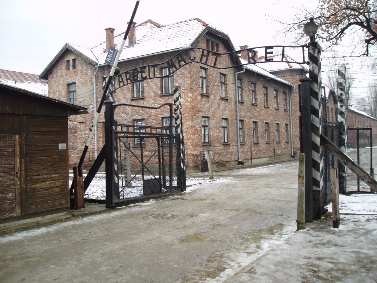 [Auschwitz_gate_(tbertor1).jpg]