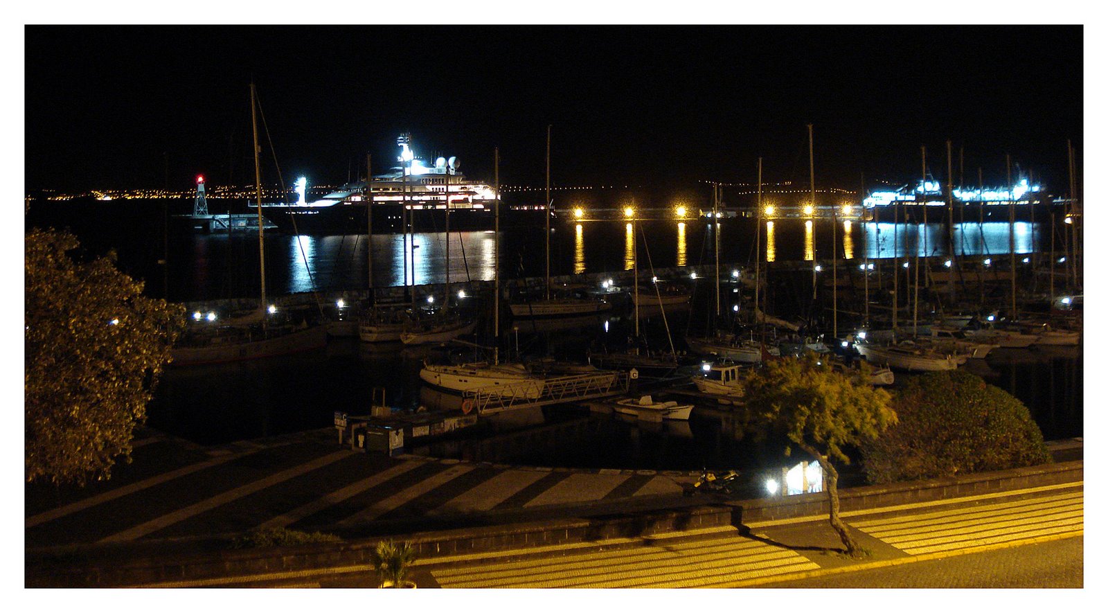 [nightscene1.jpg]