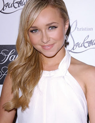 Hayden Panettiere's haircut with side-swept bangs and blonde highlights. Hayden Panettiere's haircut with side-swept bangs and blonde highlights.