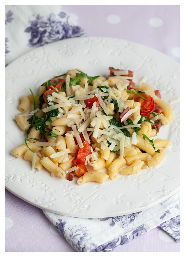 Pasta med het salami Bara en kaka till