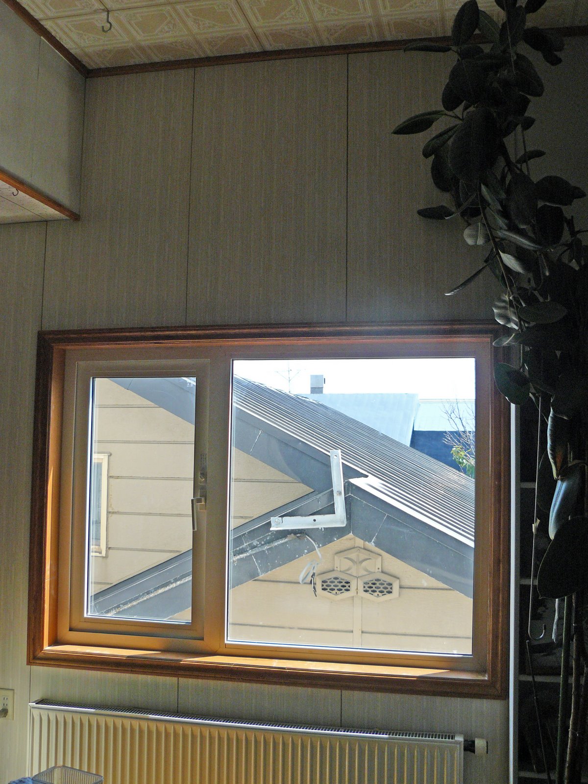 [framed+window+w_wall.JPG]