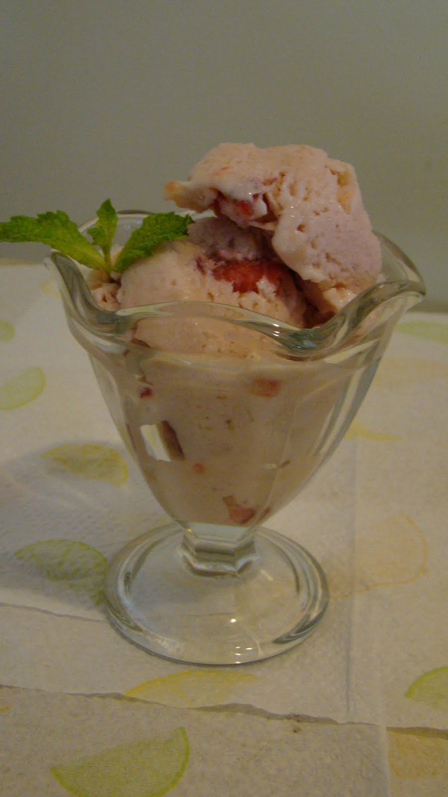 Sweet Karam Kapi ) Strawberry Ice cream without Machine