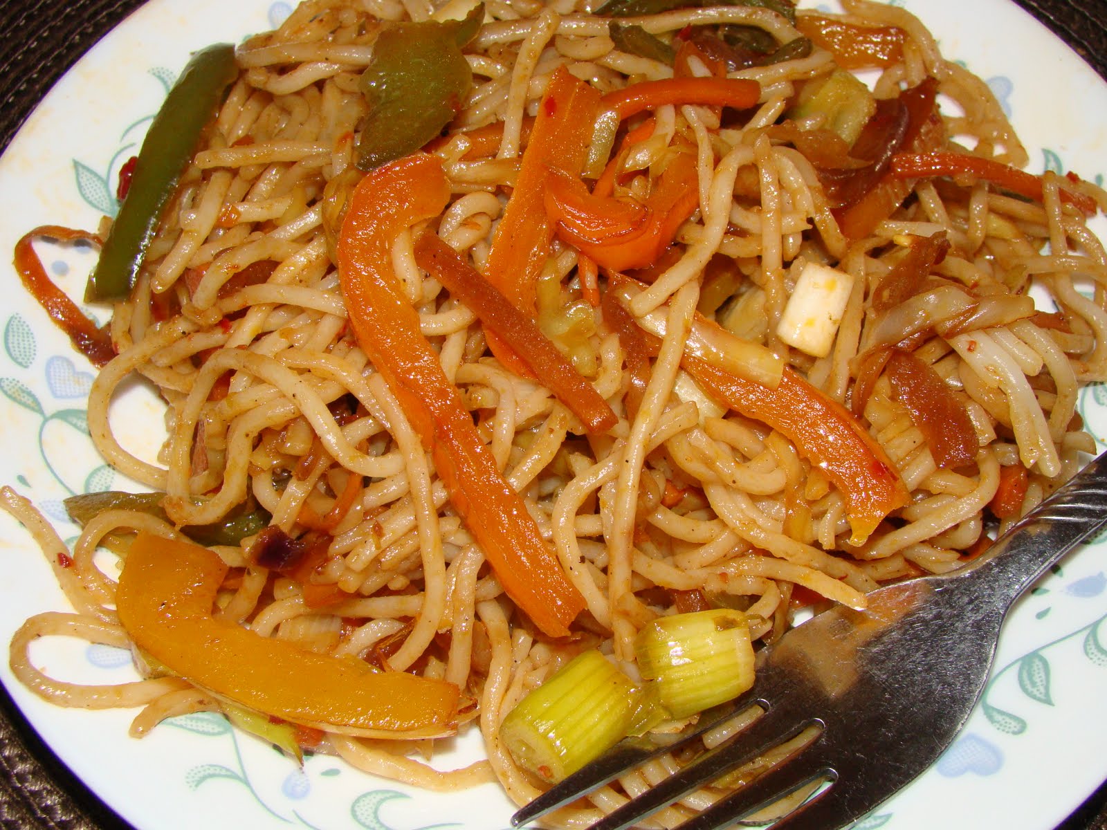 Sweet Karam Kapi :): Spicy Indo-Chinese noodles