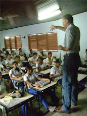 O gestor da escola, professor Valbert  motiva os alunos na realização das provas.