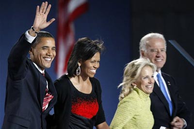 [O+presidente+eleito+dos+EUA,+Barack+Obama,+comemora+vitória+em+Chicago+com+sua+mulher,+Michelle,+o+vice-presidente+Joe+Biden+e+sua+esposa+Jill..jpg]