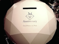 オープン3周年イベントのためのロット用ダイヤモンドオブジェです。