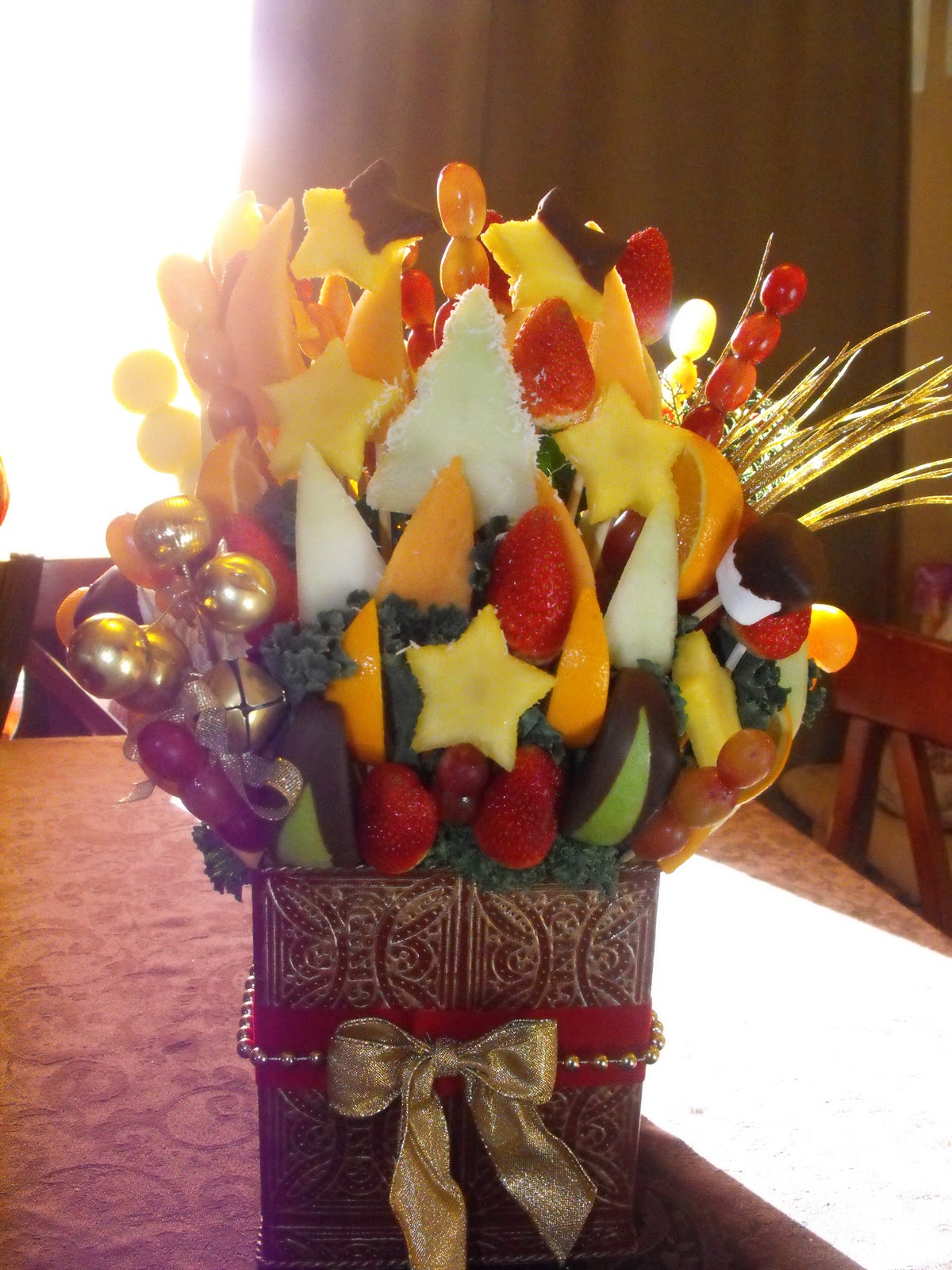 Curly Top Cupcakes.... Christmas Fruit Arrangement....
