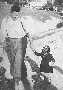 Малката Мария на разходка с баща си, 1940 г.