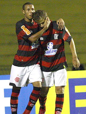 Flamengo aproveita tropeços de rivais para tomar ponta do