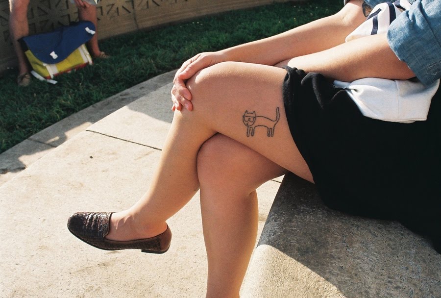 Кристина с цветными татуировками на ножках. - 15 фото