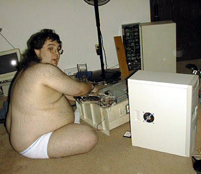 ¿que te pensabas que habia detras de una tienda de informatica?El gordo informatico gordo desnudo informatico