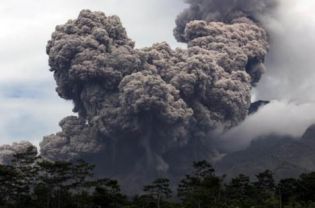 http://4.bp.blogspot.com/_rku6deQBORg/TM9FyWN_lbI/AAAAAAAARVg/j_9H_6i5gwQ/s1600/Mountain+Merapi+Oct+2010+7.jpg
