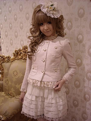 http://4.bp.blogspot.com/_rlDPK96dHm4/TEYpNl_xfoI/AAAAAAAAAzg/GJus5WoDinE/s1600/loli+saia+rodadinha+com+rendinhas.jpg