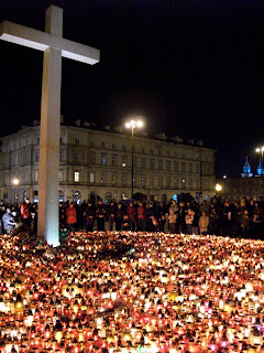 candles Poland Lech Kaczynski Warsaw Warszawa Mourners plane crash Poles Polish scouts funeral Presidential Palace Pilsudski prayer praying