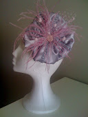 Raso gris con pasamanería y plumas rosas, una combinación elegantísima.