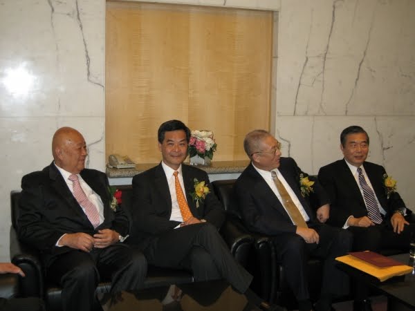 [20081118-LeungWu.jpg]