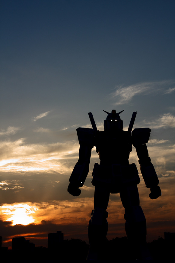[Full-Size-Gundam-Robot-4.jpg]