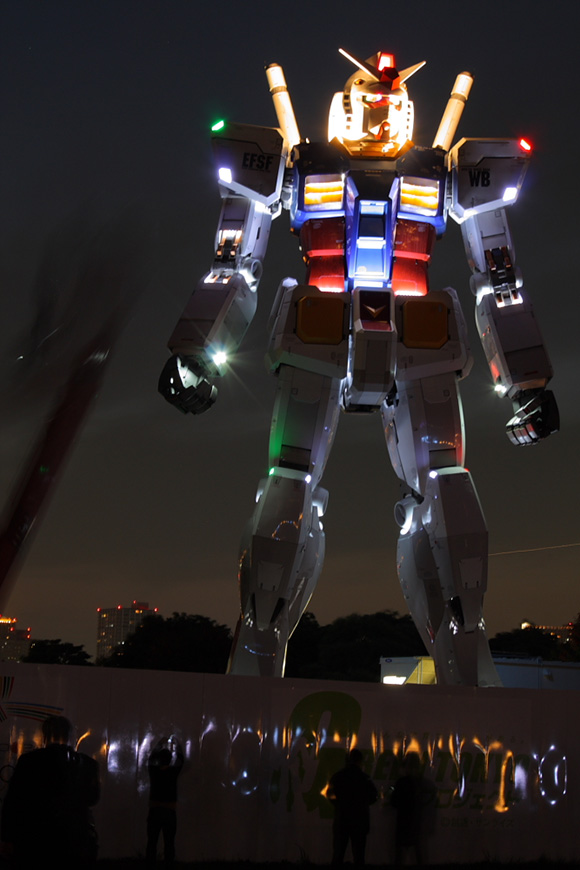 [Full-Size-Gundam-Robot-3.jpg]
