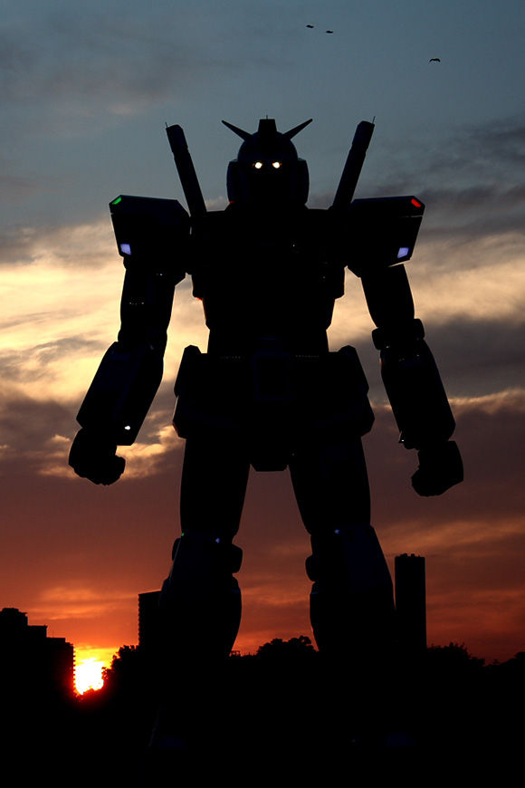 [Full-Size-Gundam-Robot-2.jpg]