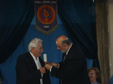 El DR. Wilfredo Penco, Presidente de la Academia, entrega diploma y condecoración a Omar Moreira