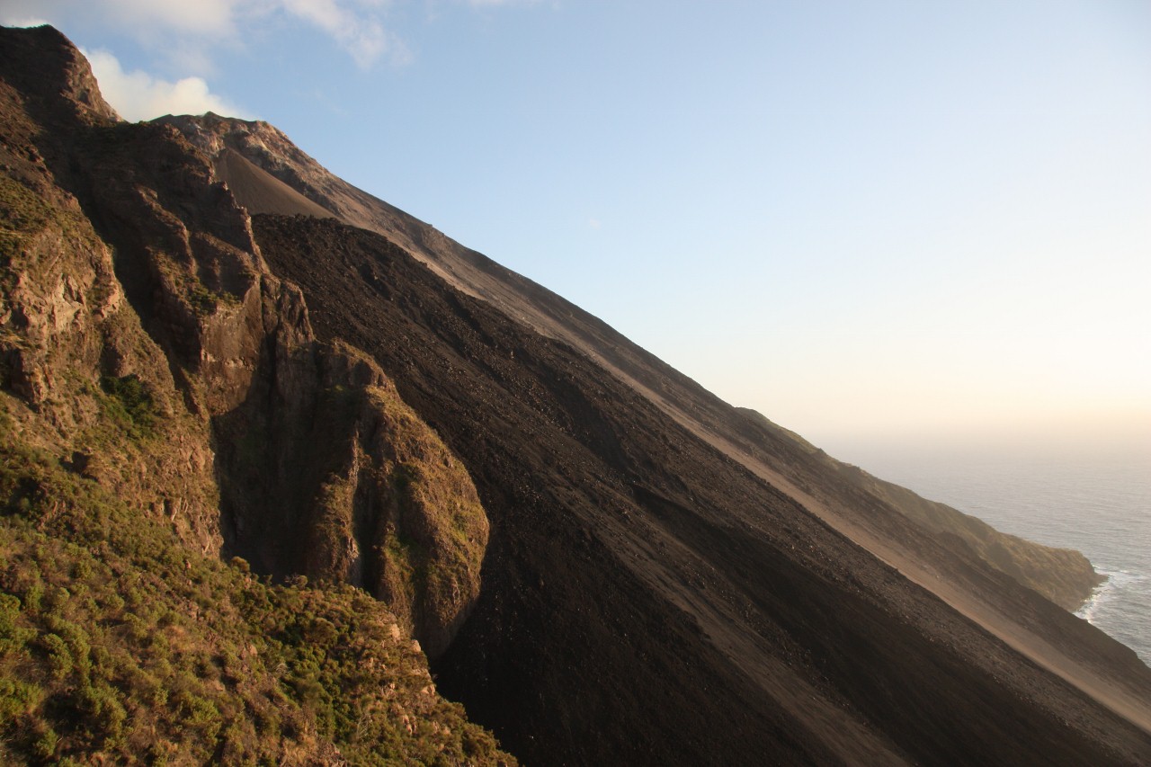 [Stromboli+021+(1280x853).jpg]