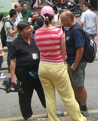Malaysiakini reporter cameraman chatting with 2 foreigners Malaysiakini reporter cameraman chatting with 2 foreigners