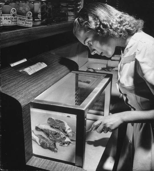 [1943+kitchen+meat+paleofuture.jpeg]