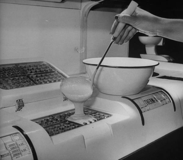 [1943+kitchen+waffle+paleofuture.jpeg]