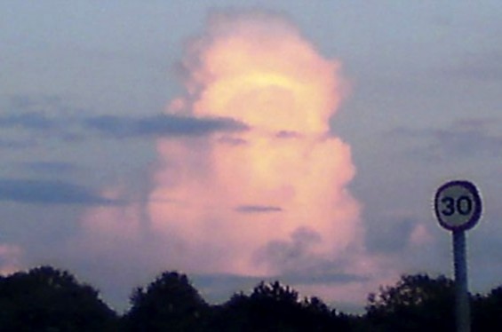 Penampakan wajah aneh yang terbentuk awan di langit tidak hanya ...