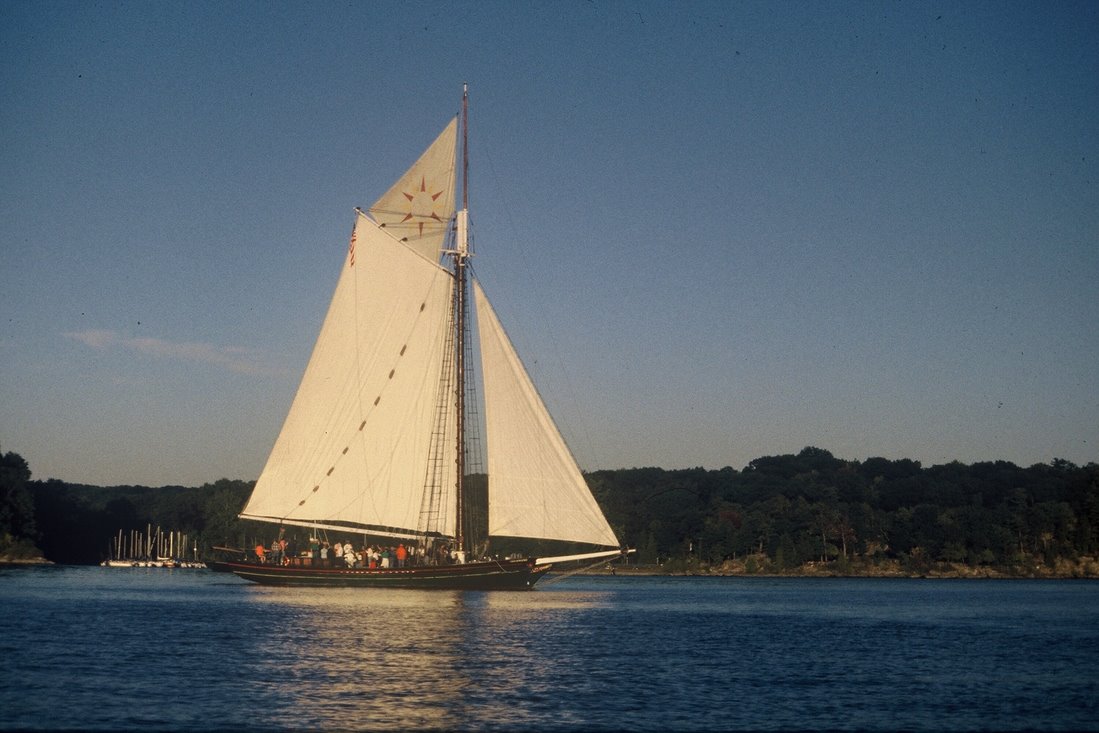 [16_sloop_sailing_horiz.jpg]