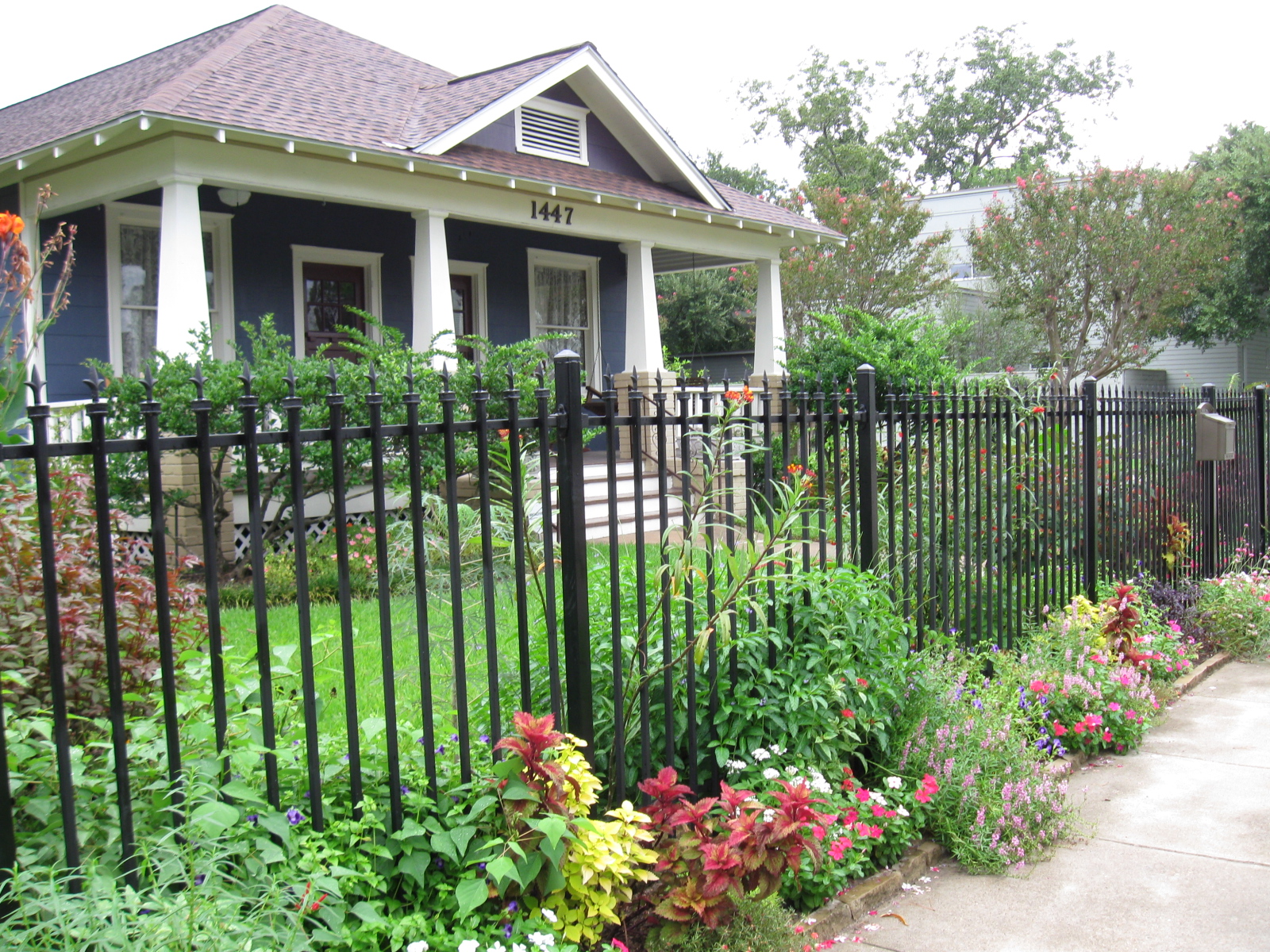 The OtHeR HoUsToN: 1920 HOUSTON HEIGHTS SUNNY BUNGALOW GARDEN