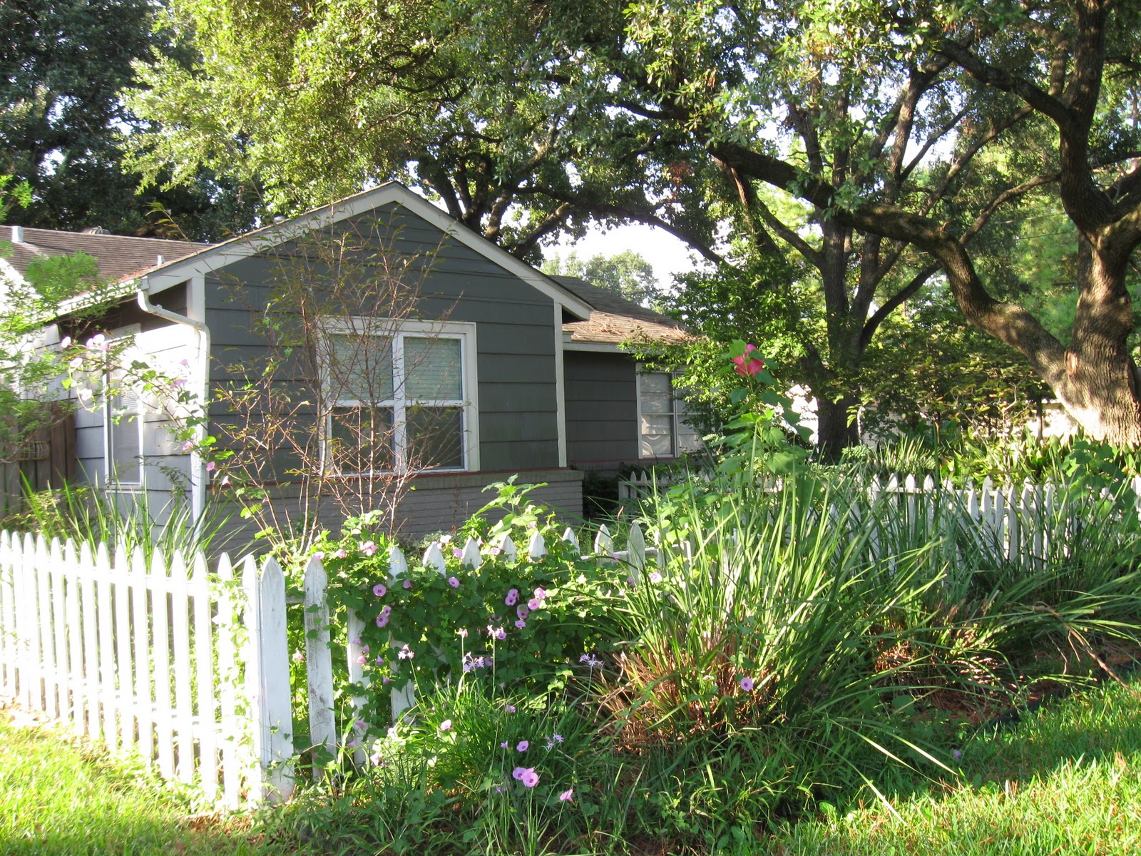 The OtHeR HoUsToN 1949 PICKET FENCE BUNGALOW