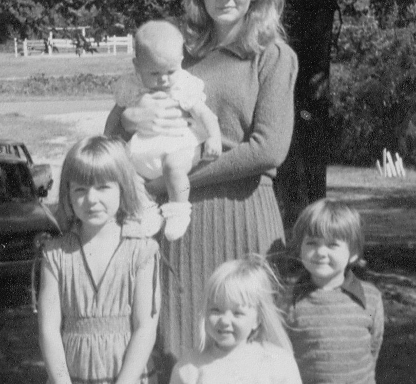 [Aunt+Donna+and+the+four+of+us+1981.JPG]