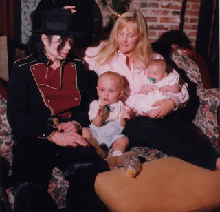 http://4.bp.blogspot.com/_sP1eZkddgUc/Sns1IoYAYxI/AAAAAAAAA8g/gswWdzG1AfY/s320/michael%2520jackson%2520com%2520os%2520filhos%2520060809G.jpg