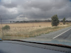 L'orage se prepare. C'est pas une mince affaire de rouler sous la pluie en Australie.J'ai cru que j'allais etre bloque tellement ca flottait par moment mais 20 km plus loin c'est de nouveau grand soleil. 