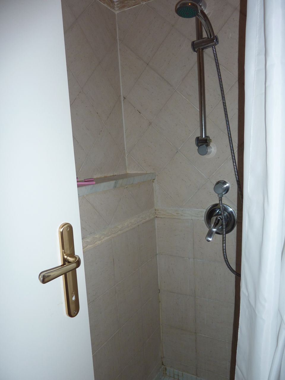 [hotelpabashower.jpg]