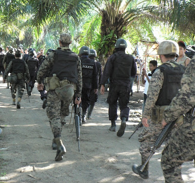 http://4.bp.blogspot.com/_sWDHVTx57uQ/TQ_4sIruWUI/AAAAAAAAEN4/zQLAA2aj7Fs/s400/Militares+bis.jpg