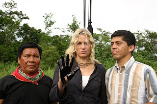 Daryl Hanna procura conscientizar sobre desastre no Equador