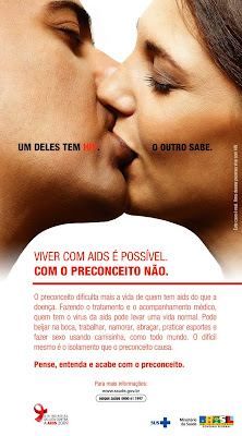 Viver com AIDS é possível. Com o preconceito, não. - cartaz da campanha de 2009
