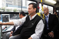 Kassab andando de ônibus no Dia Mundial Sem Carro 2009