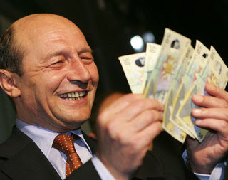 pentru pizdele care s au apucat sal injure pe domn presedinte le zic