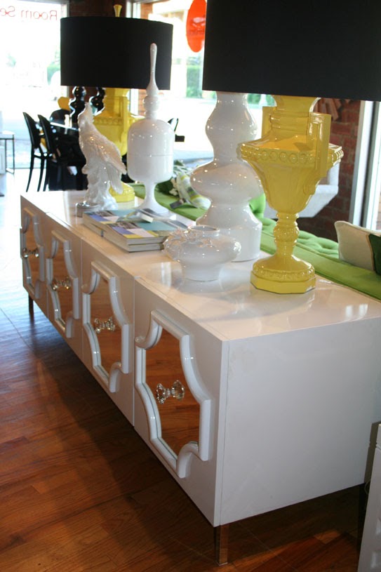 [hollywood_credenza_highgloss_laquer_white2_543.jpg]