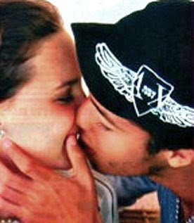 belinda y giovanni dos santos besandose
