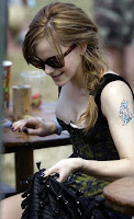 Emma Watson fez tatuagem e confirma namoro em entrevista Emma Watson fez tatuagem e confirma namoro em entrevista